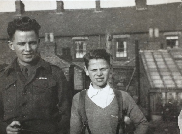 L.R> Heeley  and Uncle Stan  Heeley  on the backs (I reckon, but please correct me if I’m wrong) at Queen Victoria Road.